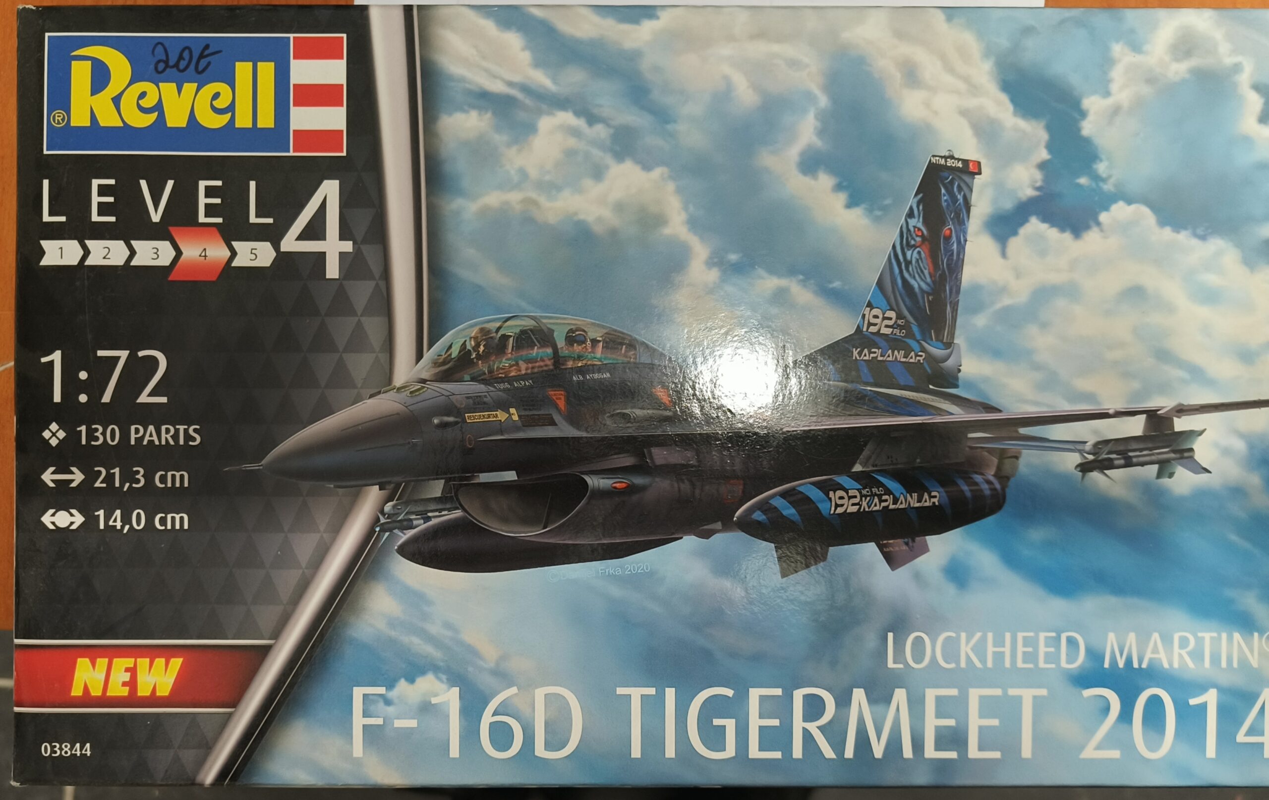 avion maquette plastic f-16