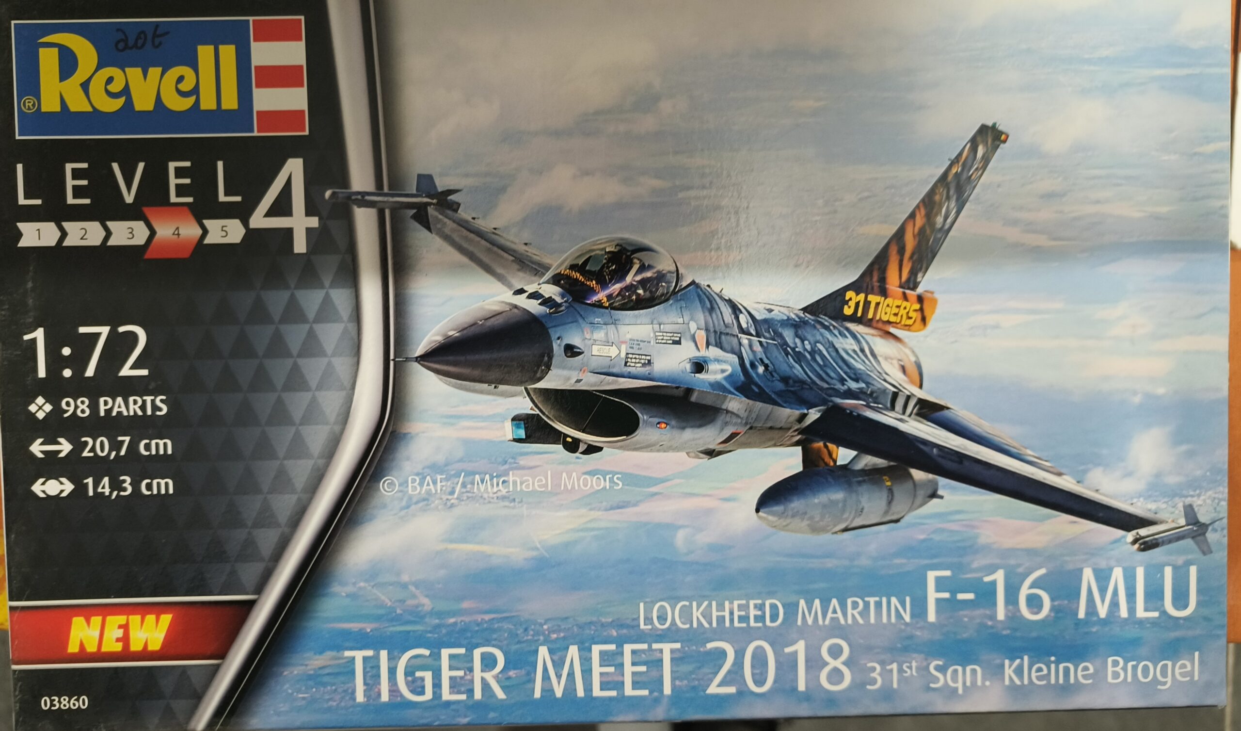 avion maquette plastic f-16